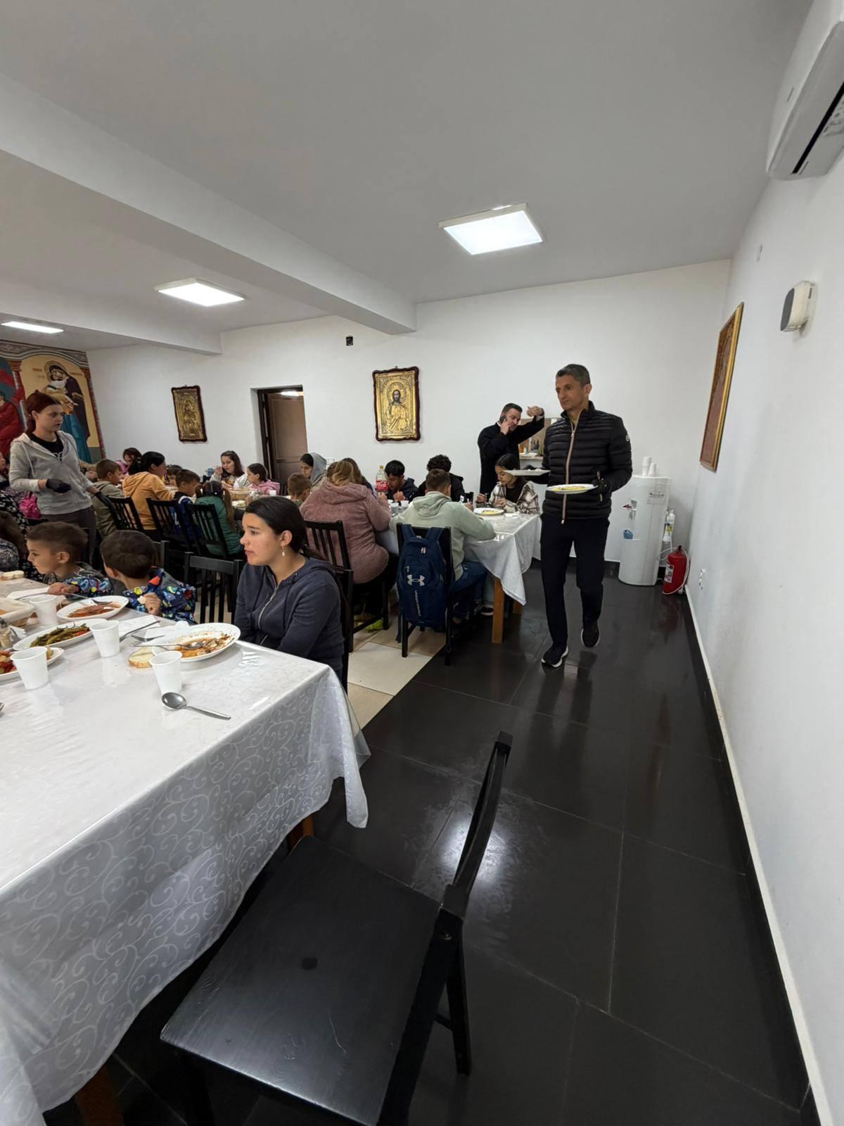 Răzvan Lucescu a venit în România și a făcut pomana de 40 de zile a lui Mircea Lucescu la un centru de nevoiași