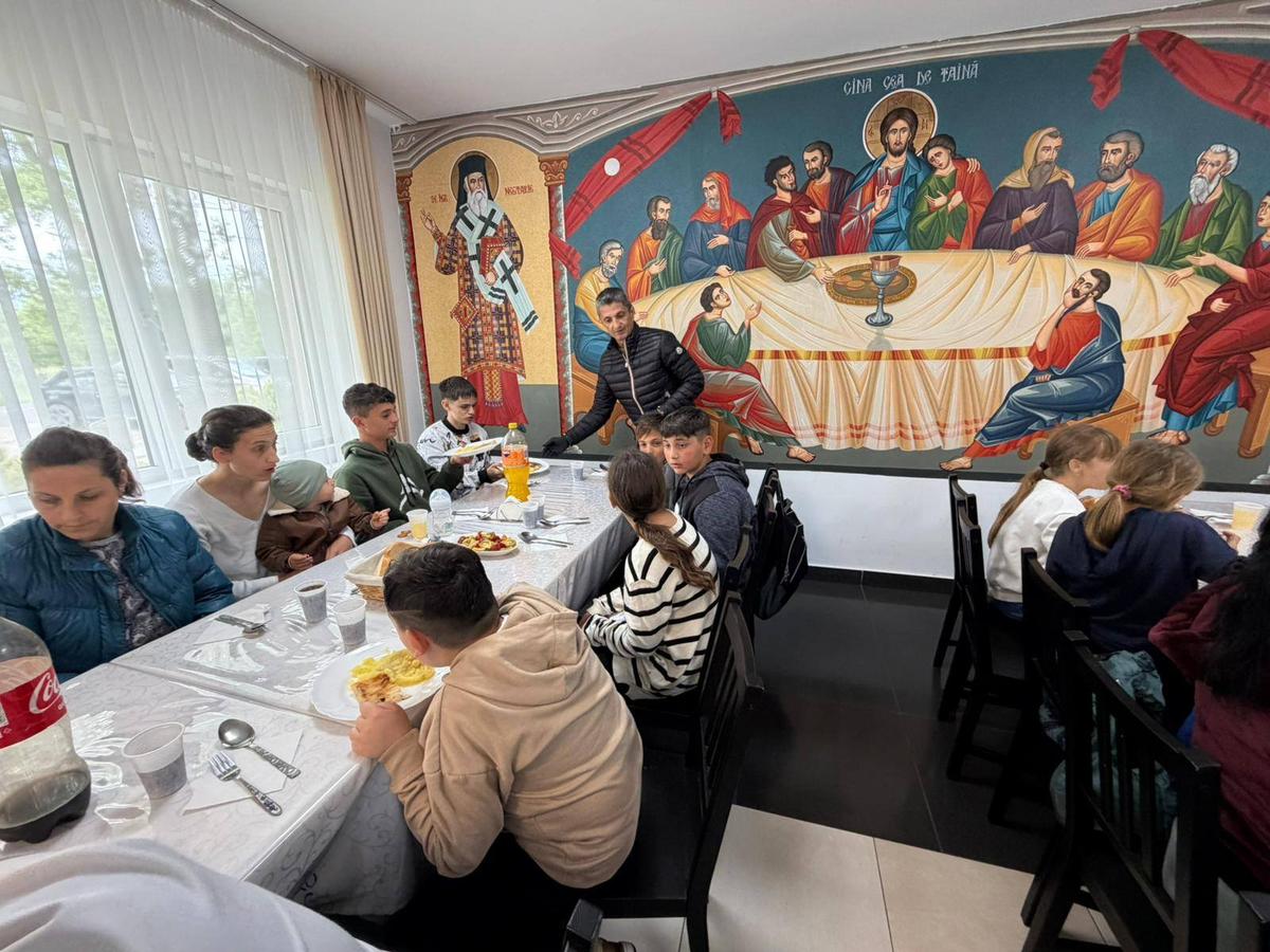 Răzvan Lucescu a venit în România și a făcut pomana de 40 de zile a lui Mircea Lucescu la un centru de nevoiași