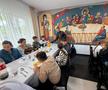 Răzvan Lucescu a venit în România și a făcut pomana de 40 de zile a lui Mircea Lucescu la un centru de nevoiași