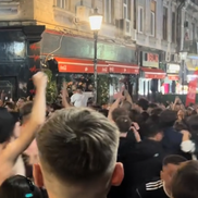 Fanii lui Max Korzh în centrul Bucureștiului / Foto: captură de ecran