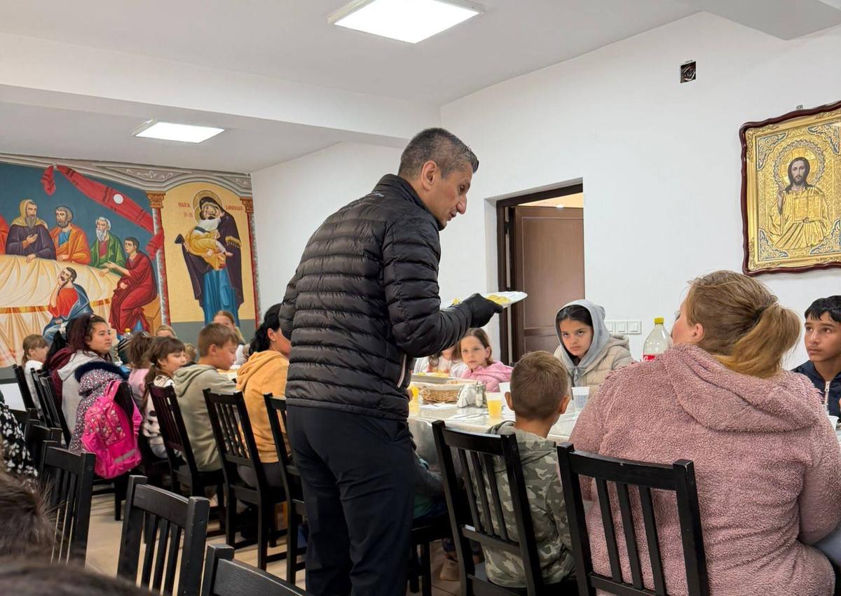 Răzvan Lucescu a venit în România și a făcut pomana de 40 de zile a lui Mircea Lucescu la un centru de nevoiași