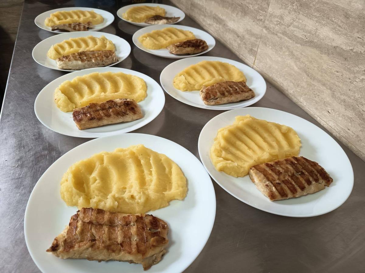 Răzvan Lucescu a venit în România și a făcut pomana de 40 de zile a lui Mircea Lucescu la un centru de nevoiași