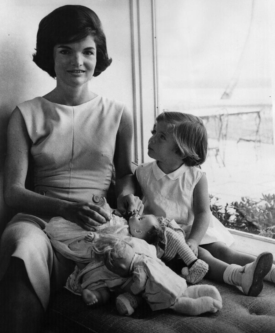 Jacqueline Kennedy, Prima Doamnă a Statelor Unite ale Americii, alături de Caroline Kennedy, fiica ei/Foto: Getty Images Francezii au întrebat-o pe Jaqueline Cristian dacă are origini franțuzești, iar românca a dezvăluit personalitatea după care a fost numită