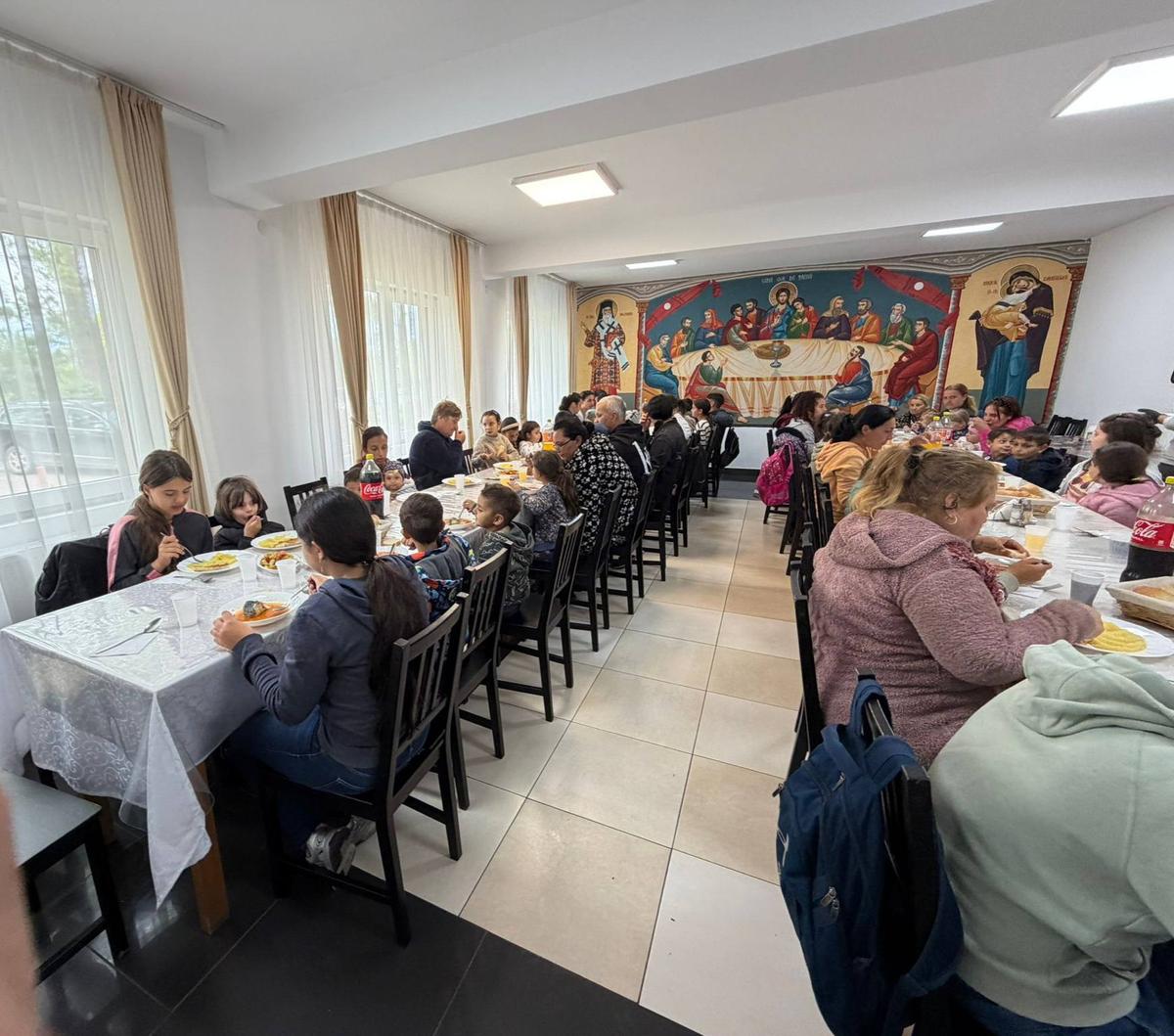 Răzvan Lucescu a venit în România și a făcut pomana de 40 de zile a lui Mircea Lucescu la un centru de nevoiași