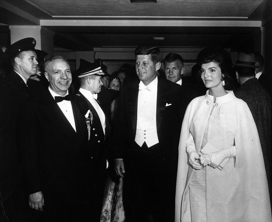 Jacqueline Kennedy, alături de soțul ei John F. Kennedy, președintele SUA în perioada 1961-1963/Foto: Getty Images Francezii au întrebat-o pe Jaqueline Cristian dacă are origini franțuzești, iar românca a dezvăluit personalitatea după care a fost numită