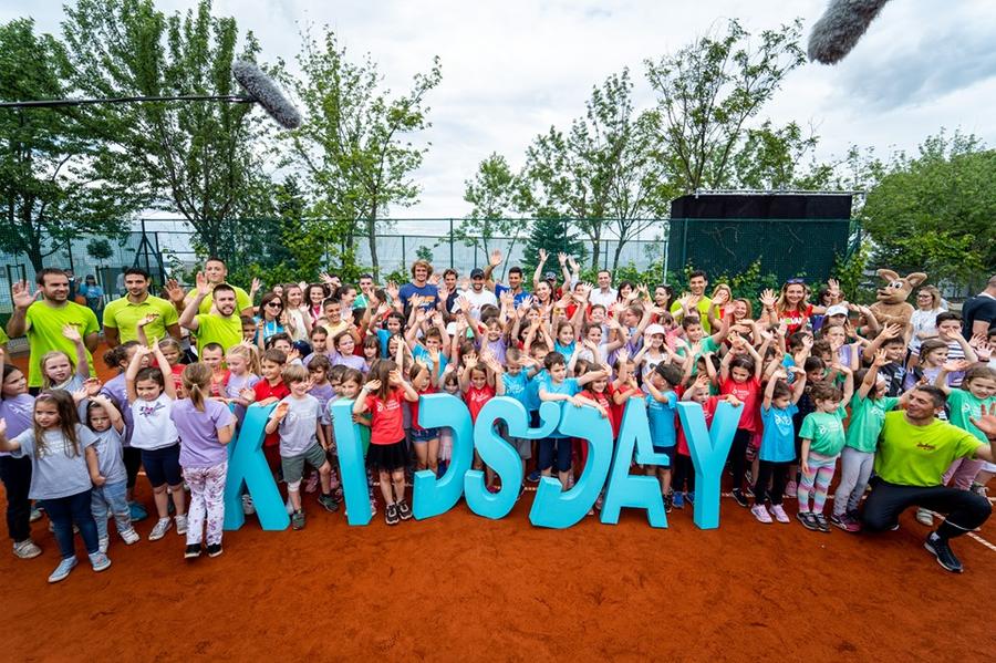 Aglomerație mare la Kid's Day din Serbia Un pas înapoi pentru tenis? Reluarea competițiilor poate fi amânată după apariția cazurile pozitive de la Adria Tour