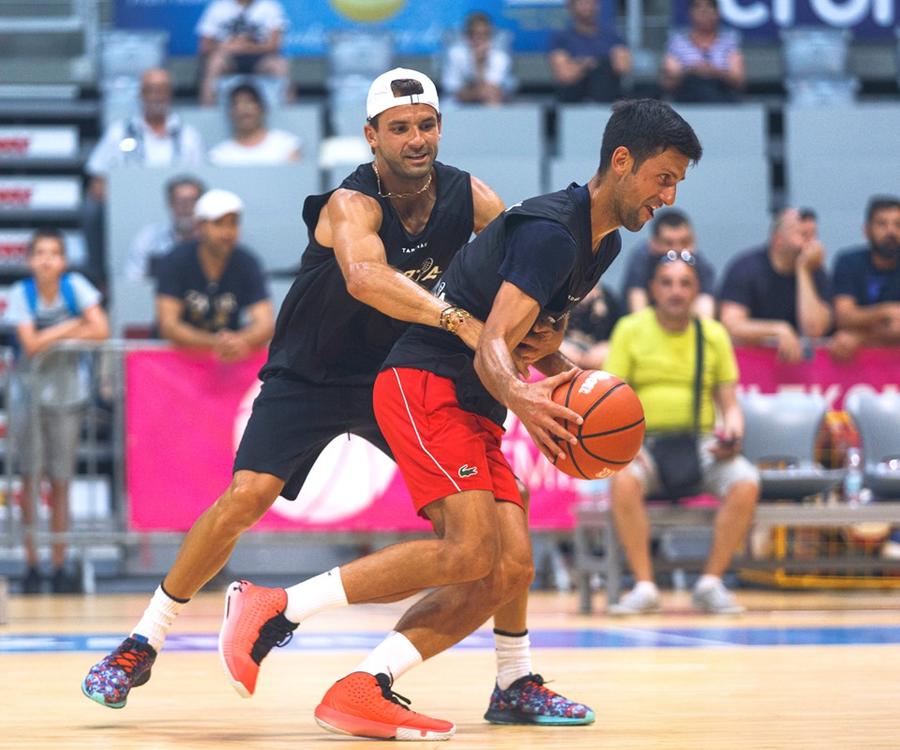 Dimitrov și Djokovic jucând baschet Un pas înapoi pentru tenis? Reluarea competițiilor poate fi amânată după apariția cazurile pozitive de la Adria Tour