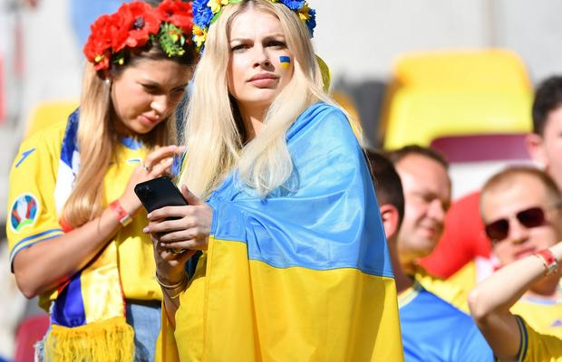 Ucraina a avut galerie de lux la meciul cu Austria de pe Arena Națională! Iubitele fotbaliștilor au făcut show în tribună