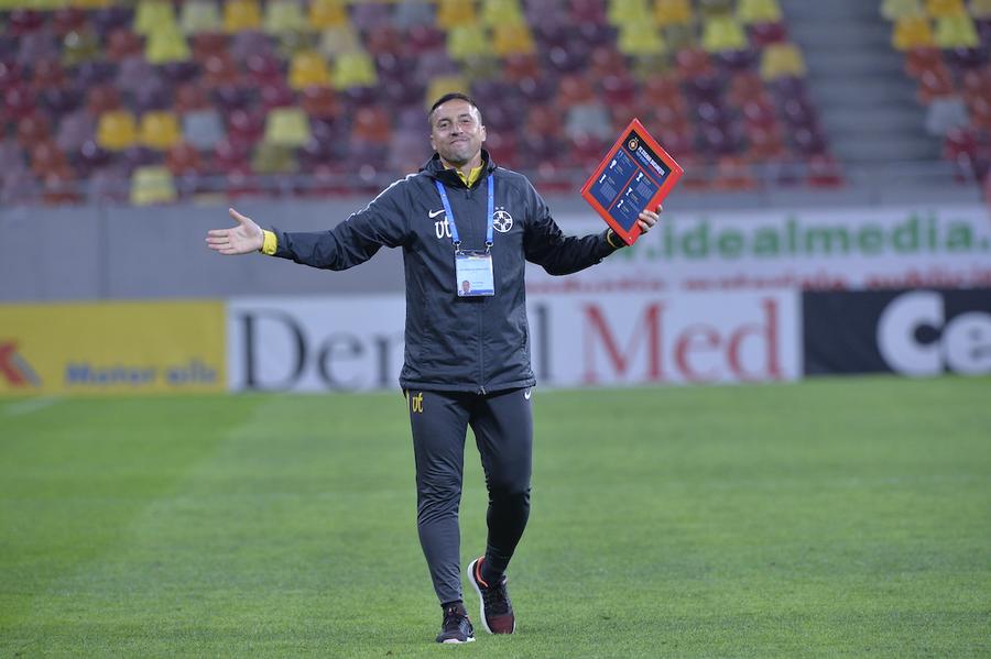 Viorel Tănase pozează amuzat, în treningul FCSB Fost antrenor la FCSB: „Am un pact cu Dică. Ne întoarcem să luăm titlul” + „Da, sunt lucruri pe care le-am văzut pe bancă”