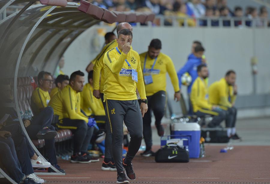 Viorel Tănase le arată jucătorilor FCSB câte minute mai sunt până la finalul meciului Fost antrenor la FCSB: „Am un pact cu Dică. Ne întoarcem să luăm titlul” + „Da, sunt lucruri pe care le-am văzut pe bancă”