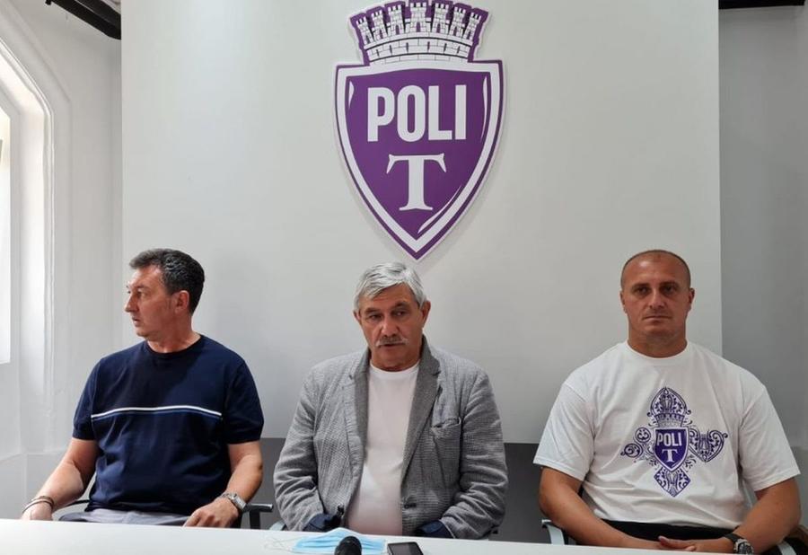 Dorin Toma (dreapta) a semnat cu Politehnica Timișoara // foto: sspolitehnica.ro Politehnica Timișoara a anunțat noul antrenor al echipei: alegere surprinzătoare!