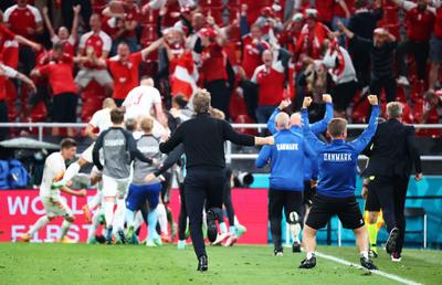 Continuă anomaliile la Euro 2020 » Fanii galezi nu-și pot susține echipa în „optimi”! Danezii, puși pe fugă