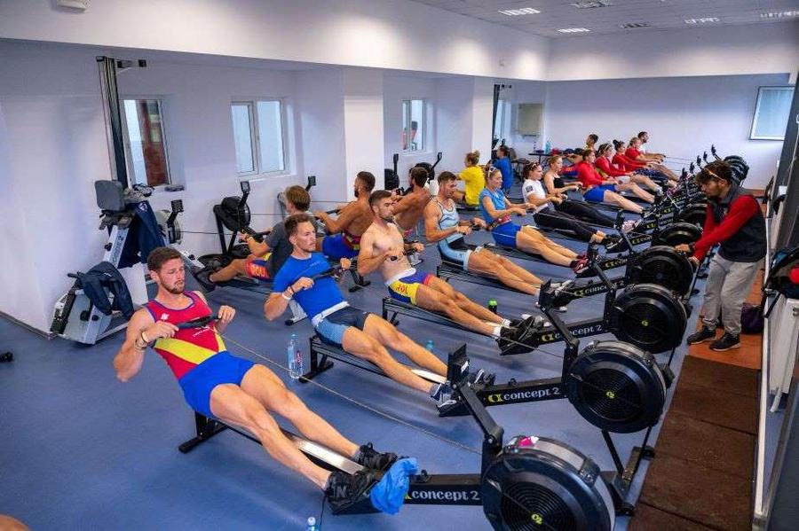 Canotorii trag tare pe ergometre când vremea e nefavorabilă și nu pot ieși pe apă Foto Raed Krishan Dorin Alupei: „Reprezentăm România, nu doar un sport!” » La câte medalii speră dublul campion mondial