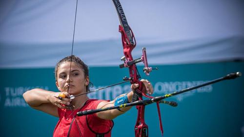 Mădălina Amăistroaie concentrată în timpul concursului Foto World Archery