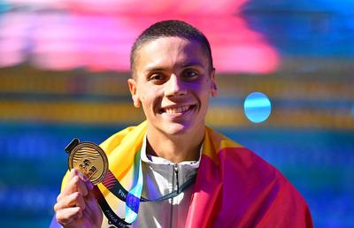 DUBLĂ ISTORICĂ! Incredibilul David Popovici câștigă al doilea AUR mondial, după un finiș de senzație! Primul înotător campion la 100m și 200m după 49 de ani