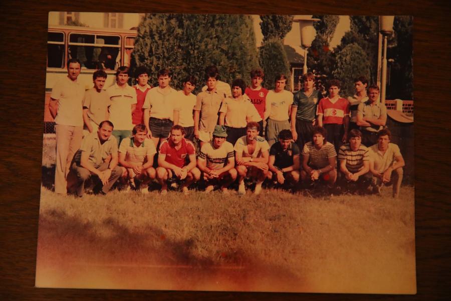 S. Stănescu, Cîrțu, Irimescu, Rada, neidentificat, Bica, Cl. Stoica, Bîcu, Gică Popescu, Tilihoi, Săndoi, Badea, Cioroianu, M. Rădulescu. Jos: Titi Deliu, Ad. Popescu, Ungureanu, Negrilă, Geolgău, Mănăilă, M. Stănescu, Oct. Popescu, G. Barbu Silviu Stănescu, fostul jucător și antrenor secund al Universității Craiova, se laudă: „Eu l-am adus pe Oblemenco la Craiova”