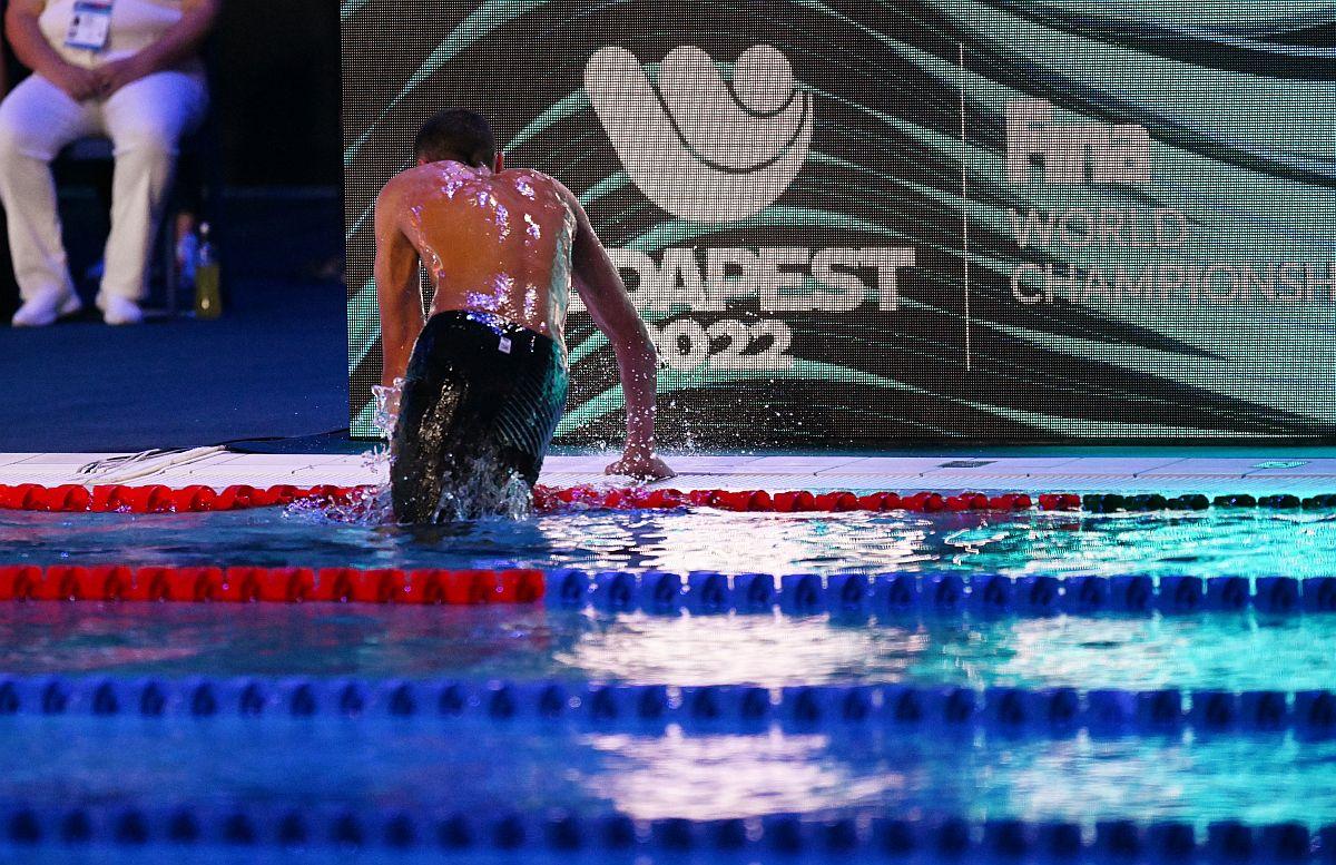 DUBLĂ ISTORICĂ! David Popovici câștigă AURUL la 100m, după un finiș incredibil!