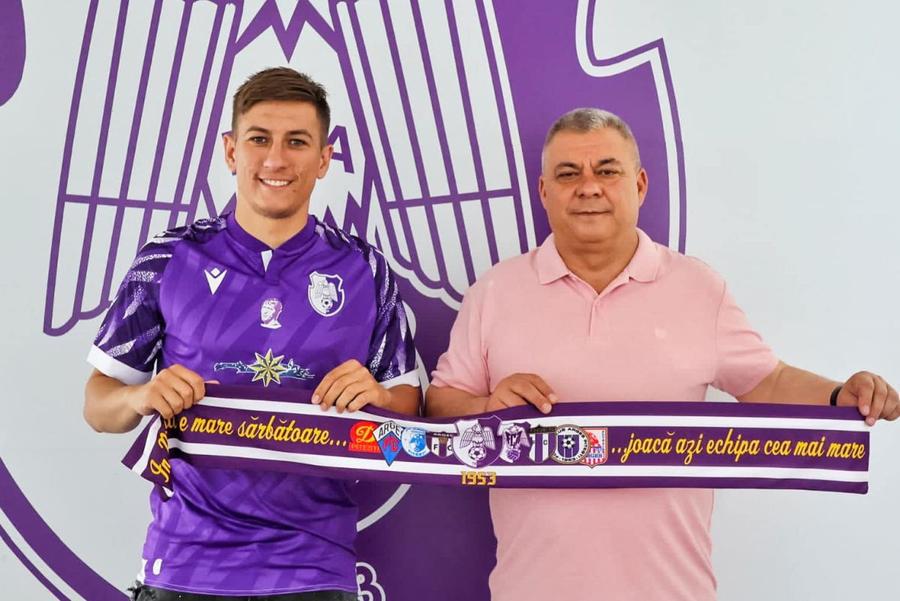 Cristian Balgiu, alături de Răzvan Tunaru, la prezentarea oficială / Sursă foto: argesfc.ro A rămas în „B” » Cu cine a semnat Cristian Balgiu, stelistul care s-a contrat cu Ahmed Bani: „Sperăm să reușească asta și cu noi”