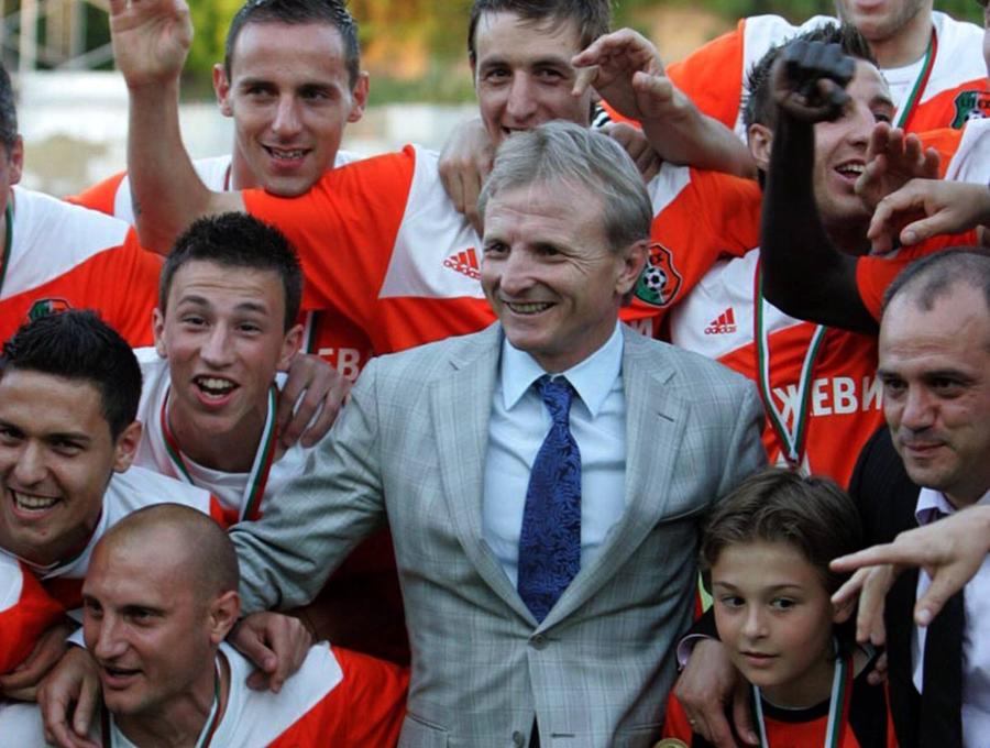 Grisha Ganchev înconjurat de jucătorii lui Litex, în 2011. Foto: Imago Images Cum s-a rupt Steaua Bulgariei în două echipe acum rivale » O luptă dramatică pentru putere, bani și identitate la CSKA Sofia: lanț uman de ultrași, oraș sub „lacăt”, amenințări