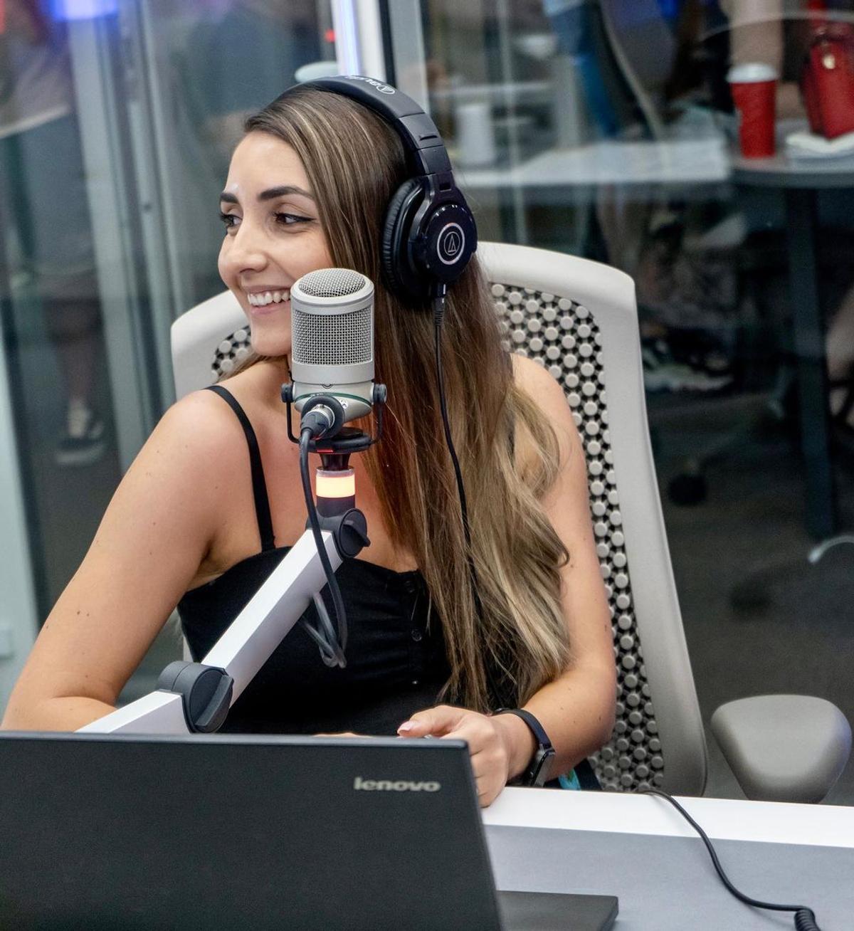Jurnalista Beatrice Ghiciov, pe stadion la România U21 - Spania U21