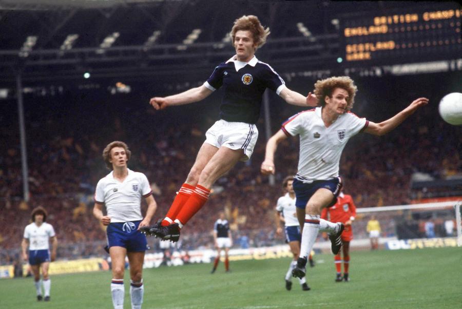 Gordon McQueen, în centrul imaginii, într-un Anglia - Scoția pe Wembley (1979) McQueen vampir la București