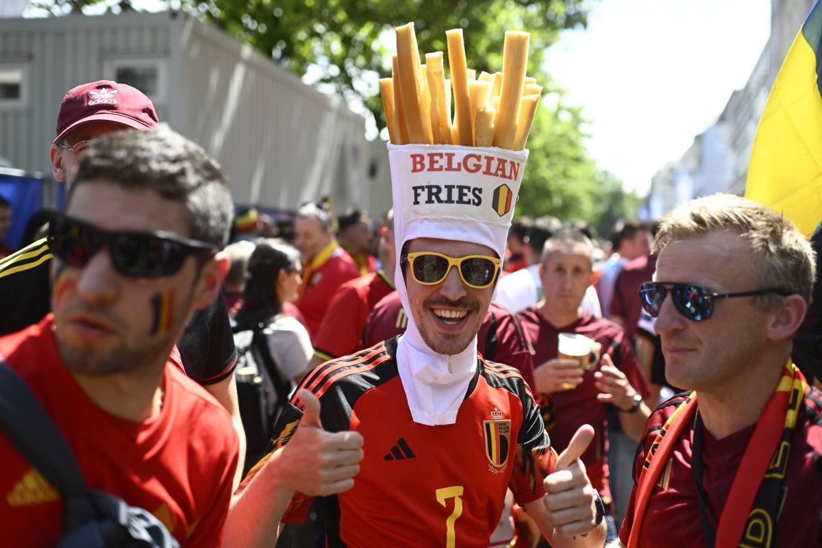 Suporterii „Les Diables rouges”, spectacol învăluit în fum colorat la Koln, înainte de Belgia - România