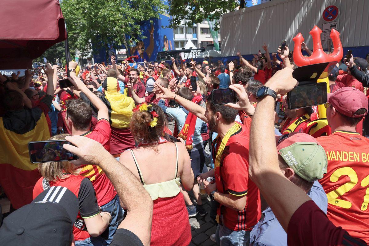 Suporterii „Les Diables rouges”, spectacol învăluit în fum colorat la Koln, înainte de Belgia - România