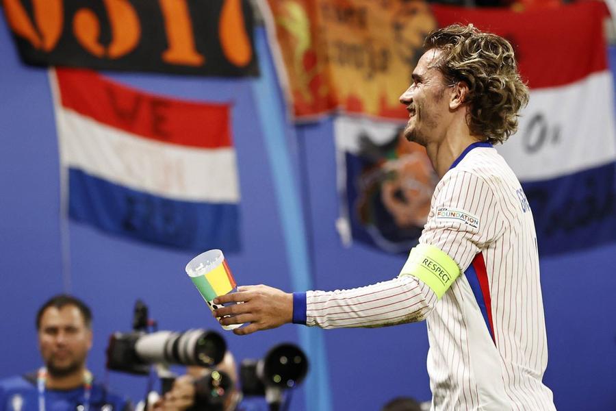 Antoine Griezmann (FRanța), culegând din teren pahare aruncate din tribune de faniil olandezi, la Euro 2024 Foto: Imago Images 5 bune, 5 rele » L-ați văzut pe geniul regăsit din grupe? Dar gestul aproape ucigaș despre care n-a scris nimeni?