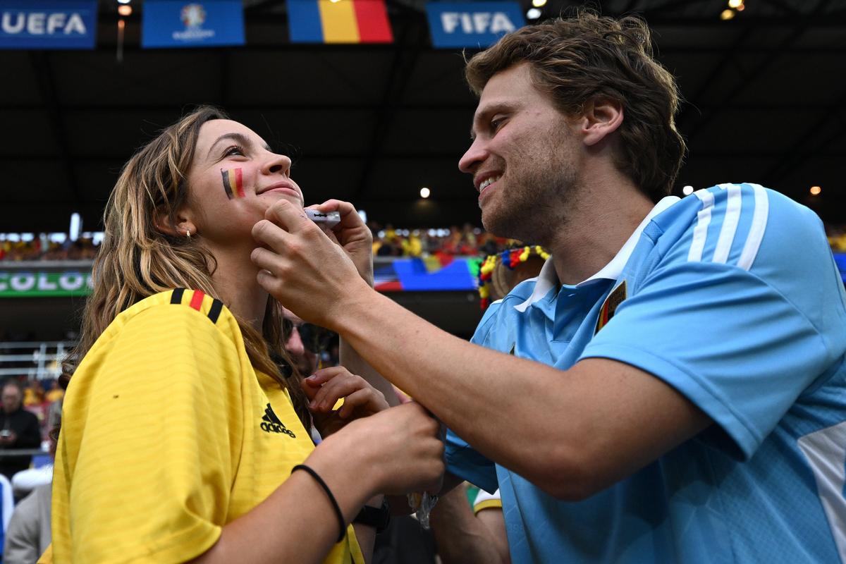Soțiile fotbaliștilor belgieni au acaparat atenția în tribune la meciul cu România