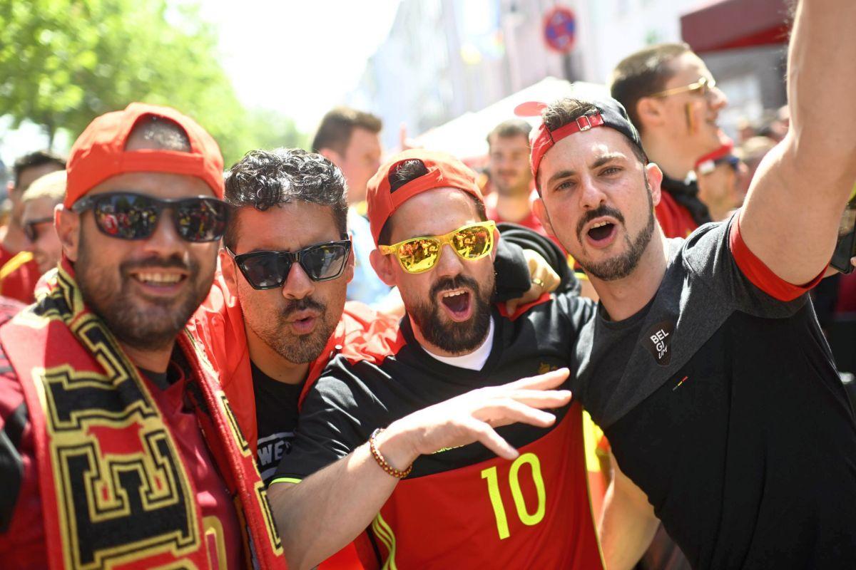 Suporterii „Les Diables rouges”, spectacol învăluit în fum colorat la Koln, înainte de Belgia - România