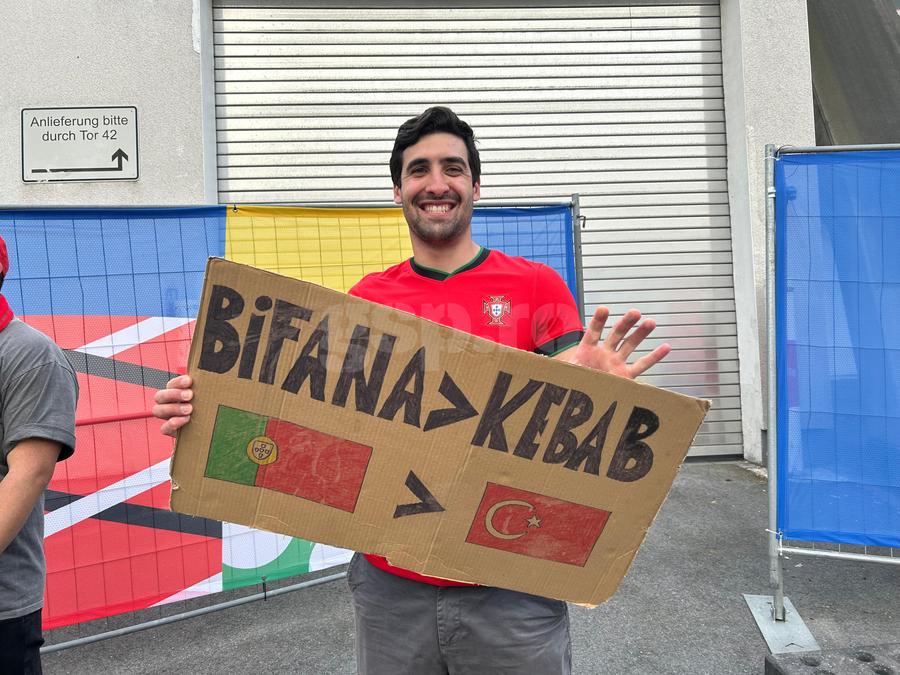 „Bifana > Kebab”, susține un portughez // foto: Daniel Grigore (GSP) 11 detalii de culoare de la Turcia - Portugalia » Un nou episod al „războiului culinar” de la Euro, nu și-au uitat eroul + Cum l-au tachinat turcii pe Ronaldo