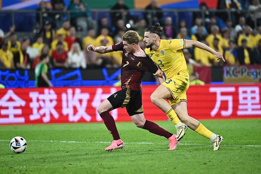 Radu Drăgușin, în duel cu KDB. Sursă foto: Imago