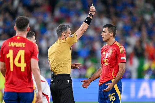 Arbitrul Zlatko Vincic îi arată lui Rodri cartonașul galben / Foto: Imago