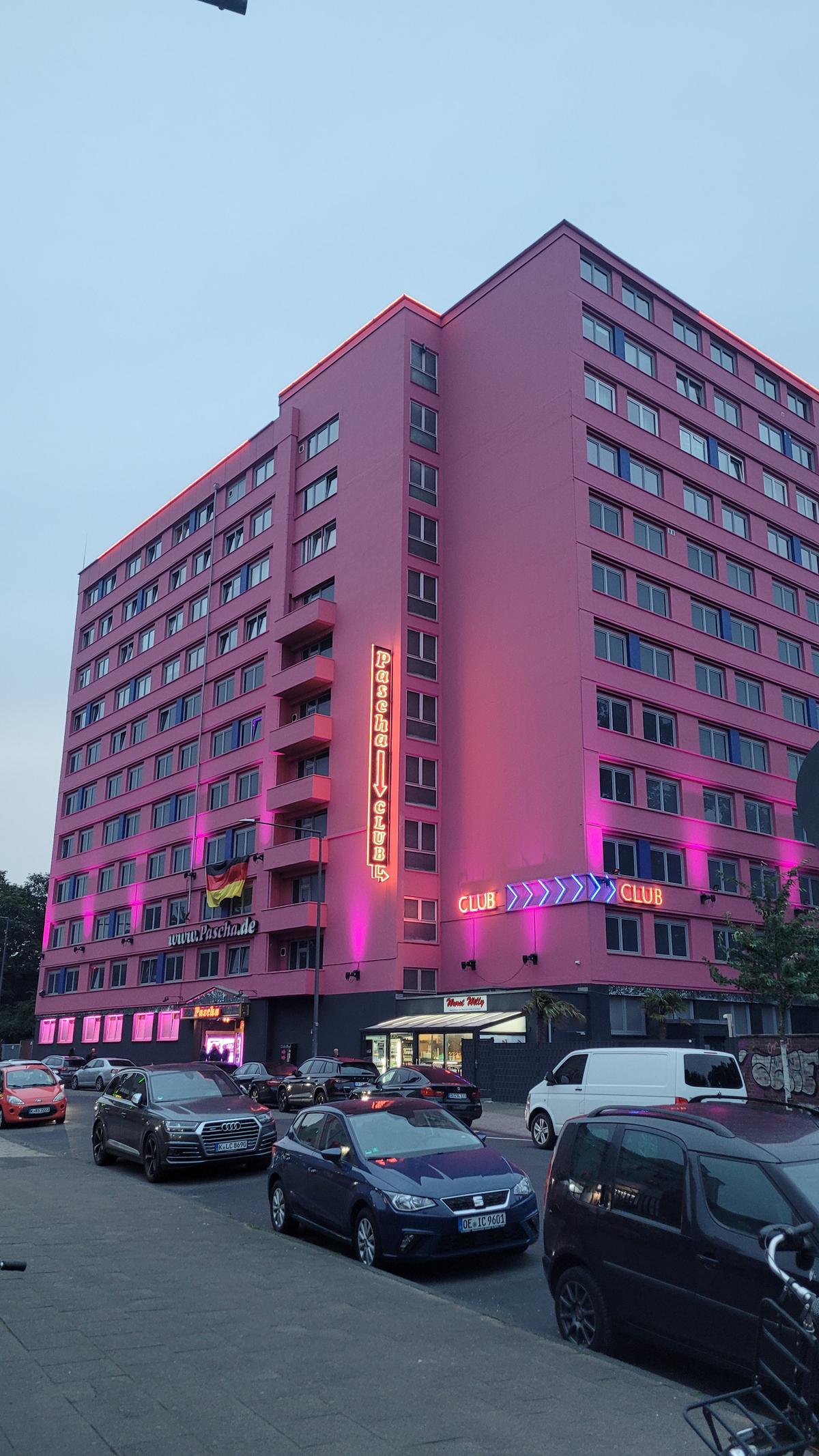 Pascha - cel mai mare bordel din lume, la Koln, înainte de meciul România - Belgia