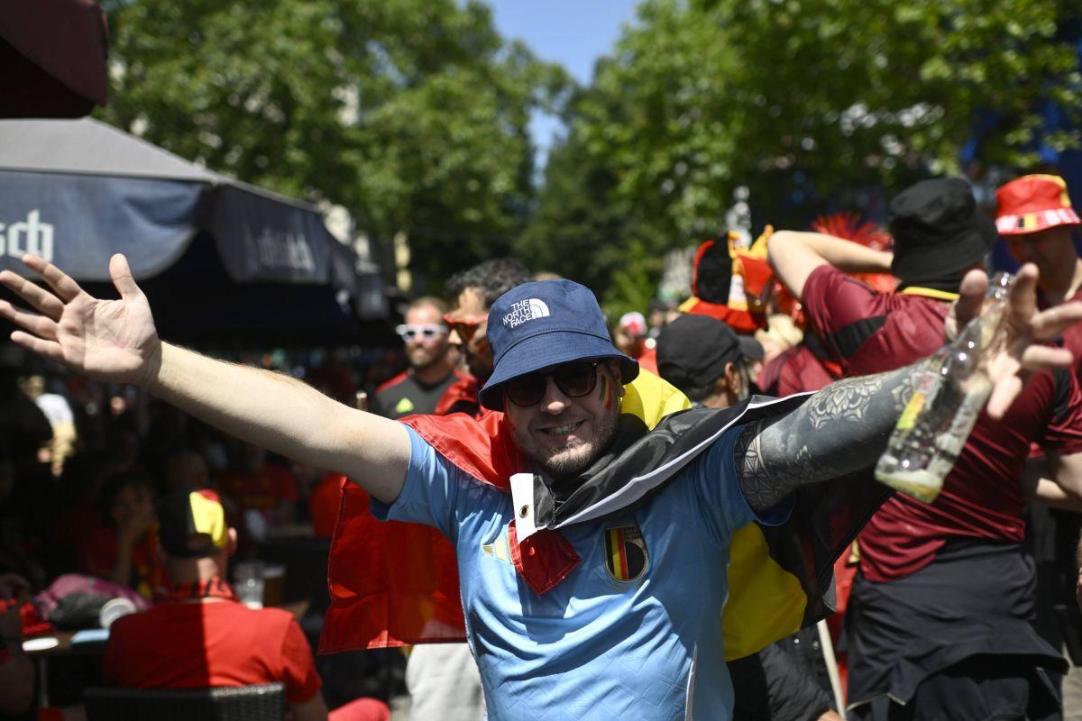 Suporterii „Les Diables rouges”, spectacol învăluit în fum colorat la Koln, înainte de Belgia - România
