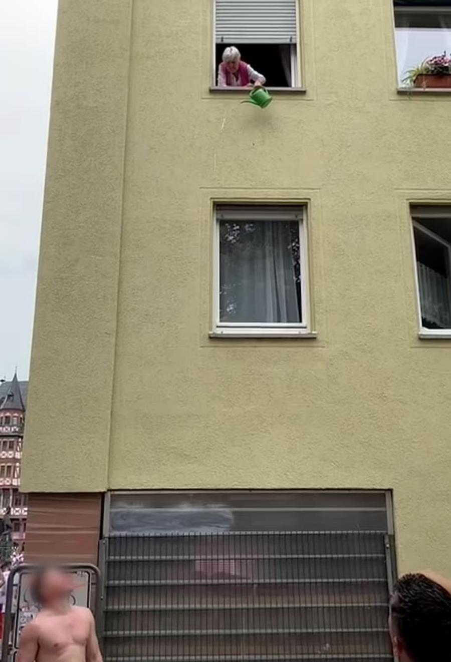 O pensionară le-a turnat apă pe cap englezilor care urinau pe zidul casei / Foto: Daily Mail Cum s-a răzbunat o pensionară pe suporterii englezi care „mutaseră” toaletele pe stradă
