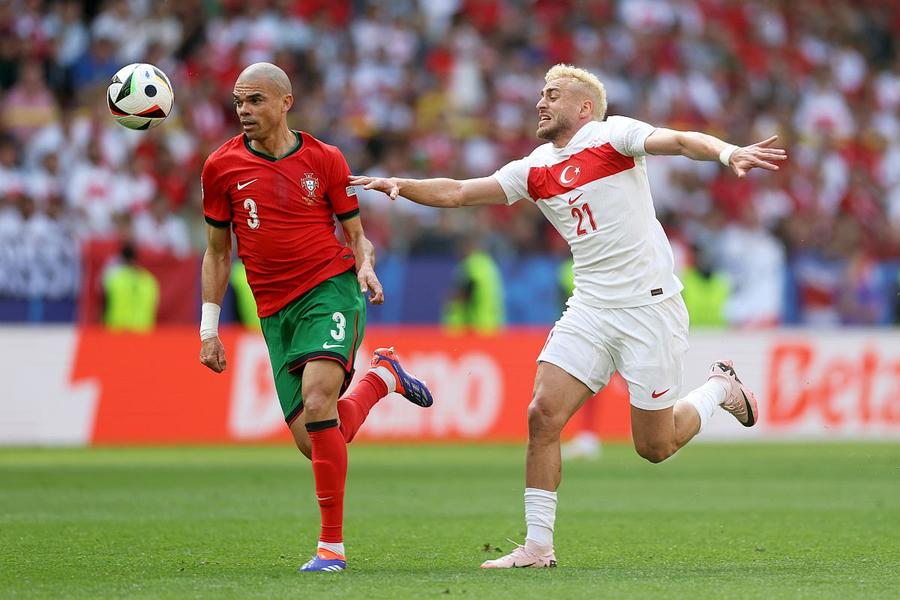 Turcii n-au găsit nicio modalitate de a-l păcăli pe experimentatul Pepe // foto: Guliver/gettyimages Un fundaș cât 100