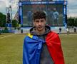 Bogdan Racovițan, încurajând România la EURO 2016, la Paris. Avea 16 ani în acel moment / Sursă foto: frf.to