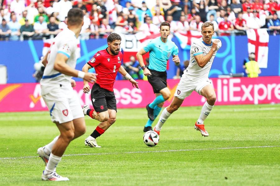 Suriko Dawitaschwili (9, Georgia) încearcă un dribling, foto: Imago Ce nebunie! Georgia ia primul punct din istorie la Euro cu Cehia, dar putea provoca ȘOCUL turneului în ultimele minute
