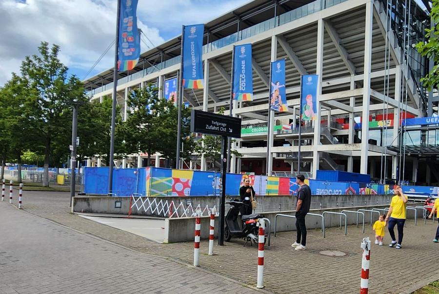 Imagine de la stadion în fața stadionului din Koln / Sursă foto: GSP Belgia - România 2-0 » Ne peticim inimile! România a luptat cu dârzenie contra Belgiei, dar a fost răpusă de Tielemans și De Bruyne! Cum arată clasamentul ACUM