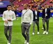 Ianis Hagi și Denis Alibec inspectează gazonul