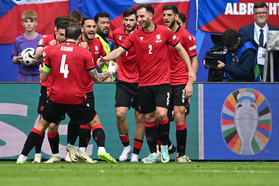 Jucătorii Georgiei sărbătoresc după ce coechipierul lor Georges Mikautadze a marcat un penalty în timpul UEFA, foto: Imago Ce nebunie! Georgia ia primul punct din istorie la Euro cu Cehia, dar putea provoca ȘOCUL turneului în ultimele minute