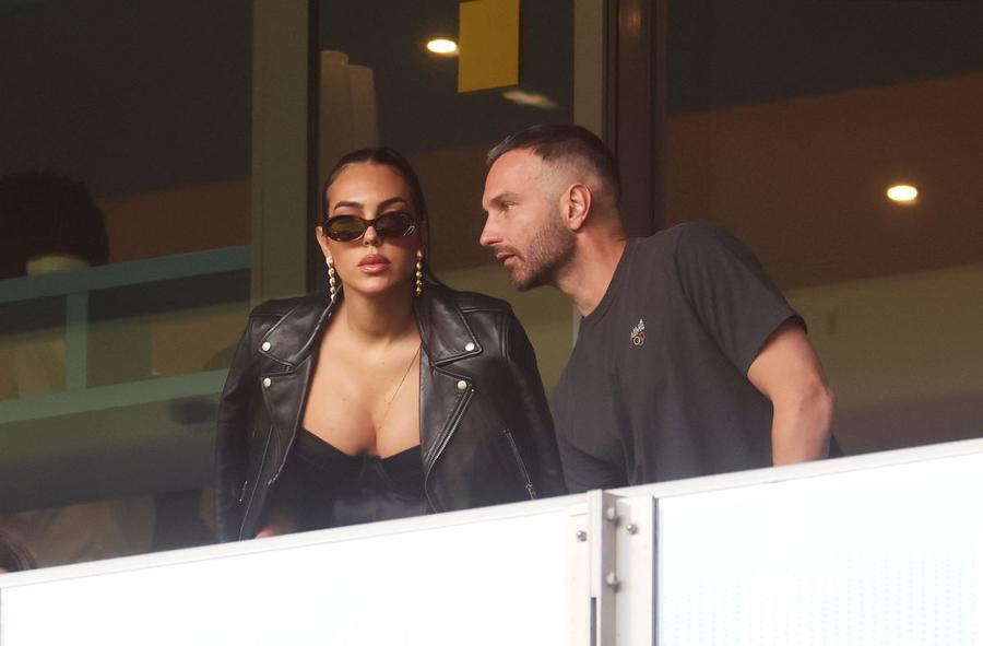 Georgina Rodriguez nu a venit singură la meciul de la Dortmund / Foto: GettyImages Iubita lui Cristiano Ronaldo a întors toate capetele la Dortmund! Cum a fost surprinsă în tribune la Turcia - Portugalia