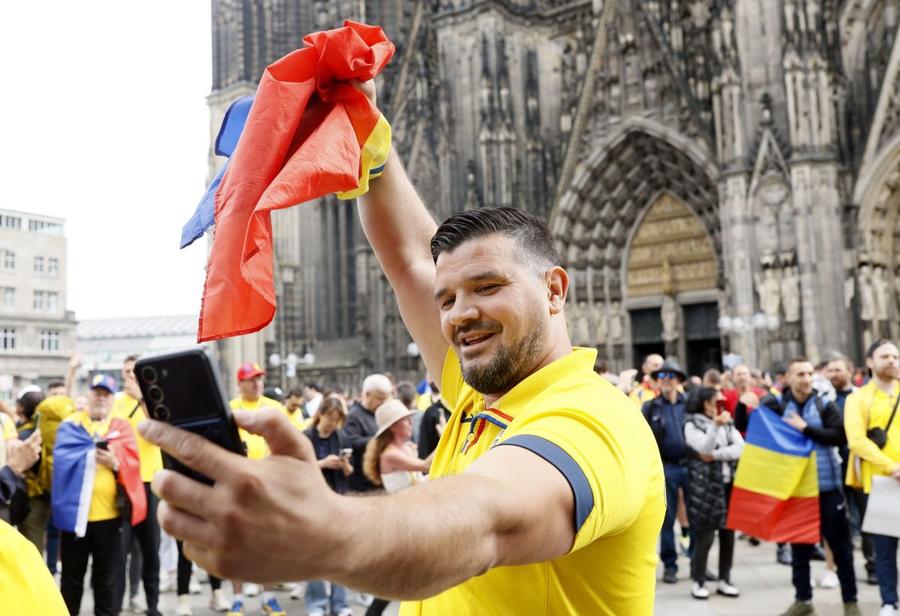Suporterii României, la datorie pe străzile din Koln. În scurt timp, vor porni spre stadion / FOTO: Cristi Preda (GSP) Belgia - România 2-0 » Ne peticim inimile! România a luptat cu dârzenie contra Belgiei, dar a fost răpusă de Tielemans și De Bruyne! Cum arată clasamentul ACUM