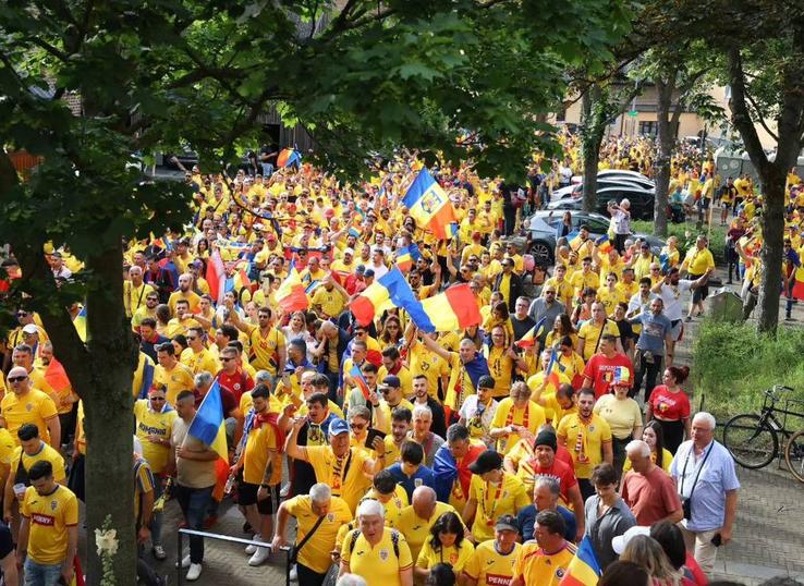 Românii se îndreaptă spre stadion / FOTO: GSP