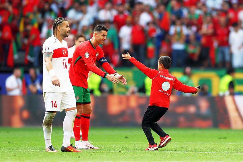 Primul spectator care a intrat pe gazon a avut succes, restul nu chiar // foto: Guliver/gettyimages