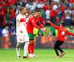 Primul spectator care a intrat pe gazon a avut succes, restul nu chiar // foto: Guliver/gettyimages