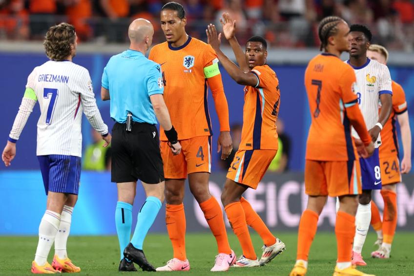 Virgil van Dijk, discutând cu Anthony Taylor / Foto: Getty Images