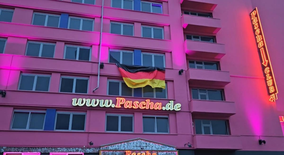 Pascha - cel mai mare bordel din lume, la Koln, înainte de meciul România - Belgia