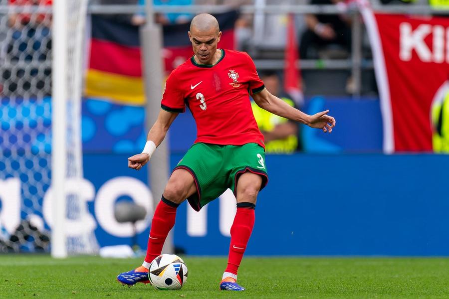 Pepe a fost unul dintre cei mai buni fundași centrali la acest Campionat European. Foto: Imago Roberto Martinez, despre lacrimile și moștenirea lui Pepe, fundașul care a ținut tabela la ZERO: „De asta a plâns”